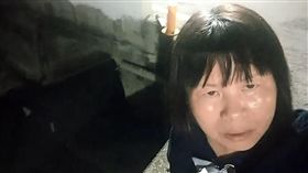 被捧上天再下凡！蔣月惠一夜至少巡4地　彎腰巡視汙染河川
圖翻攝自蔣月惠縣議員服務專區臉書　