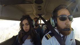 飛機故障女友崩潰念「急救卡」　機師掏鑽戒求婚瞬間淚崩