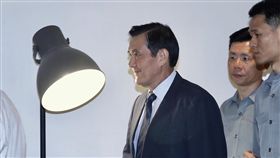 以核養綠公投案　馬英九力挺前總統馬英九（左）31日在台北出席連署「以核養綠」公投記者會，他表示，反核不再是世界趨勢，盼政府懸崖勒馬，勿把2025年非核家園目標訂死，轉換能源，應該騎馬找馬，而不是「殺馬找馬」。中央社記者吳翊寧攝　107年7月31日