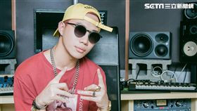 歌手ØZI外型叛逆，內心卻是個乖寶寶。（圖／ROAV Taiwan提供）