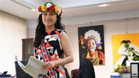 行政院首位原住民籍發言人Kolas Yotaka穿戴族服上班。（圖／翻攝臉書）