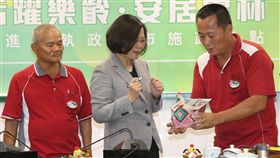 總統觀賞雲林老人手工藝品民進黨1日在中央黨部舉行中常會，邀請雲林縣長李進勇政績報告，身兼民進黨主席的總統蔡英文（中）觀賞雲林老人製作的精美手工藝品。中央社記者鄭傑文攝　107年8月1日