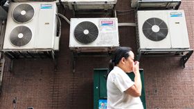 天氣熱  用電量增（1）受極端氣候影響，氣溫頻頻飆高，加上經濟復甦，帶動用電量成長，才5月用電量已罕見地創歷史新高。正午時間不少民眾打開冷氣降溫。中央社記者吳家昇攝　107年5月31日