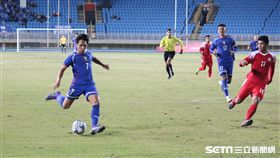 ▲中華隊游家煌（左）嘗試射門。（圖／記者蔡宜瑾攝影）