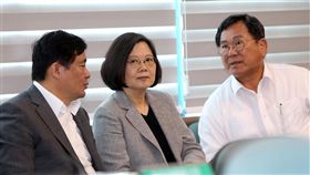 民進黨中常會  高層交談民進黨1日在中央黨部舉行中常會，身兼民進黨主席的總統蔡英文（中）與秘書長洪耀福（左）、選對會召集人陳明文（右）交談。中央社記者鄭傑文攝　107年8月1日