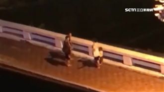 按摩「消費」受阻　老公當街咆哮妻兒