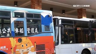 忘拉煞車！司機肉身成2公車「夾心」