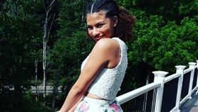 ▲內維亞穿上夢想的禮服。（圖／翻攝自臉書）