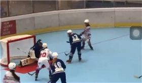 義大利,滑輪,曲棍球,冰球,打壓　圖／翻攝自臉書