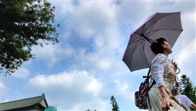 全台天氣悶熱全台20日天氣晴朗悶熱，中央氣象局預測，20到22日都是悶熱的天氣，23日鋒面報到，中部以北及東半部將有短暫陣雨或雷雨，並可能出現局部大雨。中央社記者王飛華攝　107年5月20日
