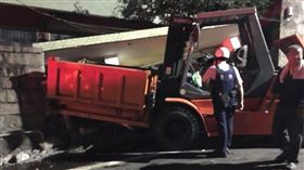 台北,北市,堆高機,衝撞,民宅,會車,失控,崩塌,砸毀（圖／翻攝畫面）