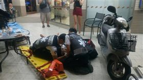 高雄,辣妹,短裙,爆乳,惡煞,圍毆,爆打,攻擊,球棒（圖／翻攝畫面）