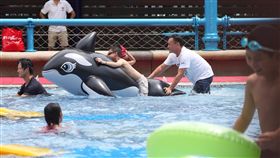 北部高溫炎熱　民眾戲水消暑中央氣象局表示，1日各地多為晴到多雲，北部地區高溫可達36度以上，中午前後紫外線指數也偏高，提醒民眾注意防曬並補充水分。圖為民眾帶著小朋友前往台北自來水園區戲水消暑。中央社記者吳翊寧攝　107年8月1日