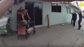 美國／男持刀脅持人質　警開18槍將兩人一起擊斃（圖／翻攝自YouTube）