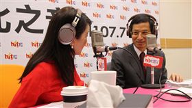 行政院政務委員林萬億2日接受「蔻蔻早餐」廣播專訪。（圖／Hit Fm《蔻蔻早餐》製作單位提供）