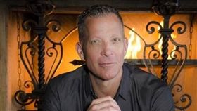 美國同性夜店老闆遭歧視，怒罵阿拉斯加航空。（圖／翻攝自David Cooley臉書）