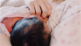 打破坐月子2禁忌！　分手妹哺乳到一半「子宮收縮」：爆炸痛（圖／翻攝自陳佩佩臉書）