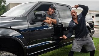 替身為戲摔斷骨　巨石強森驚喜送卡車