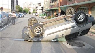 兒疑恍神撞車翻覆　害老母肋骨斷8根