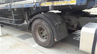 悚！女騎士擦撞聯結車　摔車遭輾爆頭