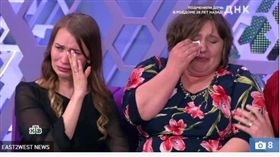 俄羅斯一對好朋友，揭開身世之謎。（圖／翻攝自太陽報）