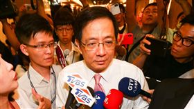 管中閔出席台大財金系畢業典禮（2）台大校長當選人管中閔（中）10日出席台大財務金融學系暨研究所畢業典禮，沒有回應媒體提問。中央社記者謝佳璋攝　107年6月10日