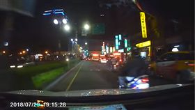 駕駛遭騎士惡意逼車報警，對方嚇到大哭求饒。（圖／翻攝爆料公社）