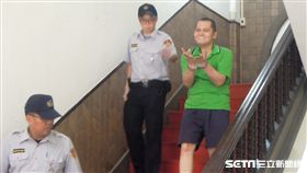 翁仁賢，除夕圍爐，縱火，殺人，高院，更一審，中指，放屁。翻攝畫面