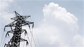 天氣晴朗炎熱  宜蘭可能再飆38度高溫中央氣象局預報員劉沛滕表示，1日上午天氣晴朗，各地高溫約攝氏34到37度，宜蘭不排除再出現38度高溫，山區及中南部平地午後可能下雷陣雨。中央社記者郭日曉攝  107年8月1日