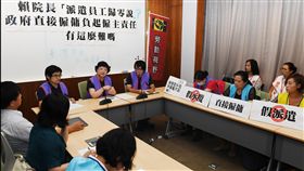 產業工會促派遣工直接僱用多名台灣勞動派遣產業工會成員1日下午在立法院召開記者會，聲明要求政府2年內盤點公部門非典型僱傭人數，並立即恢復與中央各部門及地方政府的直接僱傭關係。中央社記者施宗暉攝　107年8月1日