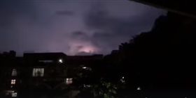 北台灣半夜閃電交加「1秒閃5次」 民眾驚嚇拍照求解（圖／翻攝自臉書爆料公社）