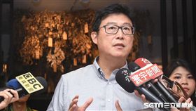 台北市長參選人姚文智拜訪老濟安青草店。 （圖／記者林敬旻攝）