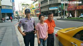 陳女想找工作而外出，卻在捷運三和國中站迷路，徘徊舉動引起民眾注意，警方隨即上前關心，並通知其父親前來團圓（翻攝畫面）