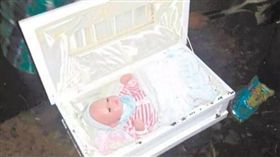 宏都拉斯一名女子羅莎（Rosa Castellanos Diaz）假裝懷孕欺騙家人與男友，還誆稱小孩產下時死亡，並將小孩屍體放進棺材密封，不准家人看小孩最後一面。後來羅莎的家人認為事情不單純，偷偷將棺材打開，才發現裡面竟是一隻「洋娃娃」。（圖／翻攝自extra.globo.com）