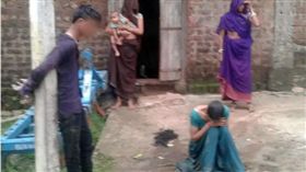 剪髮、脫衣還灌尿！夫妻不顧反對結婚 家人竟拿槍虐待（圖／翻攝自NDTV）