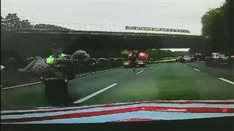 失智婦闖國道嚇癱　男警公主抱神救援