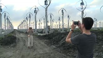 風力發電造型多變　濱海魚塭成新景點