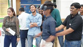 孟買民眾開心體驗台灣精品VR遊戲孟買民眾21日在Infiniti Malad購物中心的台灣精品快閃店，體驗台灣精品VR電競遊戲，玩得非常開心，對台灣電競產品的品質留下深刻印象。中央社記者康世人孟買攝  107年7月21日