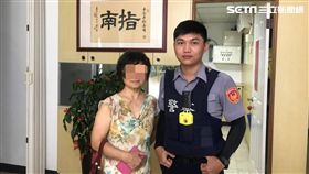 劉姓老婦遭遇「猜猜我是誰」詐騙老梗，險些被假姪子詐騙20萬元，所幸黃姓警員及時阻止，讓劉婦免於龐大損失（翻攝畫面）