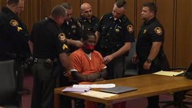 嫌犯愛插嘴　法官霸氣下令「膠帶封口」　圖／翻攝自YouTube