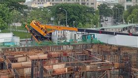 高雄市鳳山區富邦大無疆建案工地一台吊車發生意外（圖／翻攝畫面）