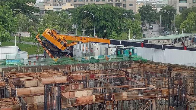吊車傾斜重砸工地　工人嚇逃躲過死劫