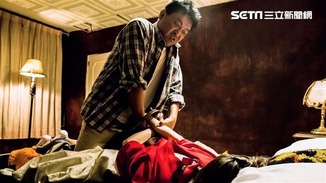 庹宗華懷疑被戴綠帽　對妻壓制重摔