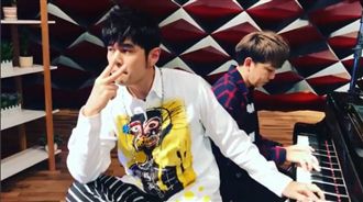 周杰倫琴技升華！重現四手聯彈超神