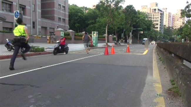逃逸外勞狂奔　熱心男借機車給警追人