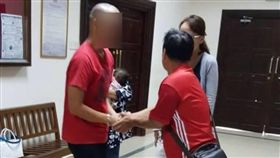 ▲被告約翰迪宮（左）在庭外與家屬話別。（圖／翻攝自做世界News臉書）
