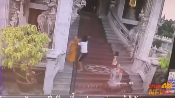 佛也有火！女偷功德錢　僧勸阻竟被…