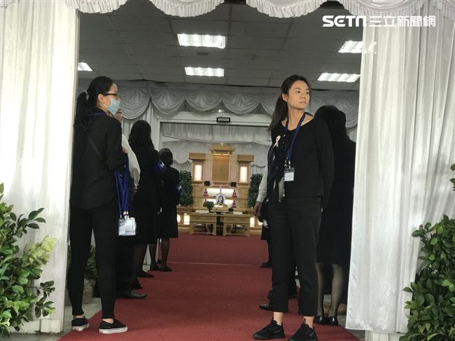 富少現身告別式　遭家屬拒正門進入