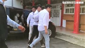 富少游瀚甯抵達告別式會場（翻攝畫面）