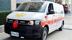 澎湖旅外鄉親回饋故鄉　合捐消防救護車澎湖旅北從事出口貿易的高頂嗣、曹啟玲夫婦，3年前以父母名義捐贈救護車給澎湖消防局；8日再與旅居巴西的鄉親陳英世、胡素珍夫婦合捐一部200多萬元救護車。中央社　107年6月8日